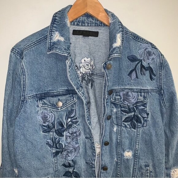 Tinsel Jean Jacket Size Medium Medium Wash Denim Distressed Embroidered Floral - Picture 3 of 8